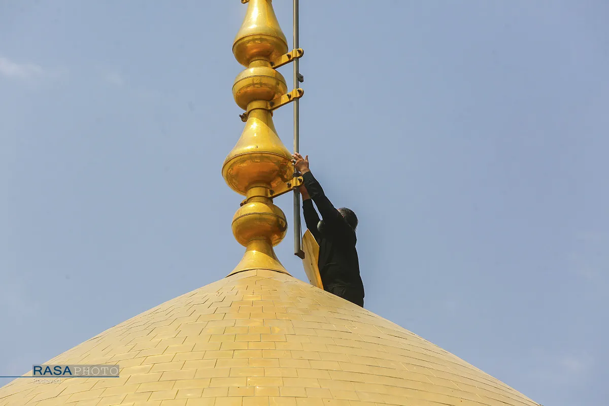 تعویض پرچم گنبد حرم حضرت فاطمه معصومه (س) در آغاز ماه ربیع

