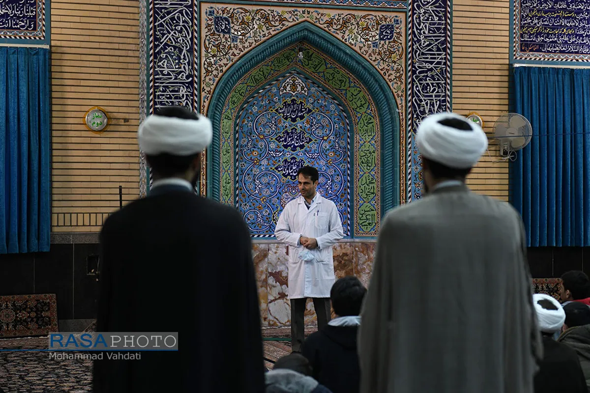 تقدیر جمعی از طلاب از پزشکان و پرستاران فعال در درمان بیماران مبتلا به کرونا