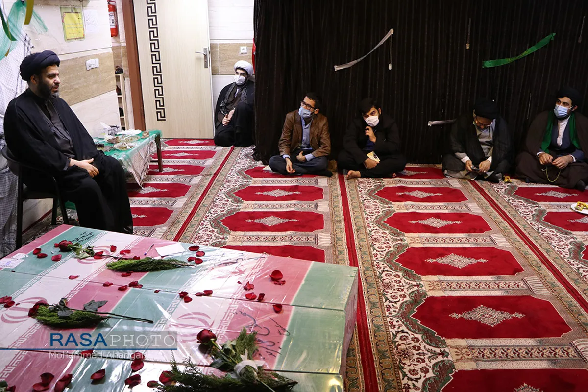 مراسم وداع جمعی از طلاب با پیکر شهدای تازه تفحص شده در اهواز&lrm;