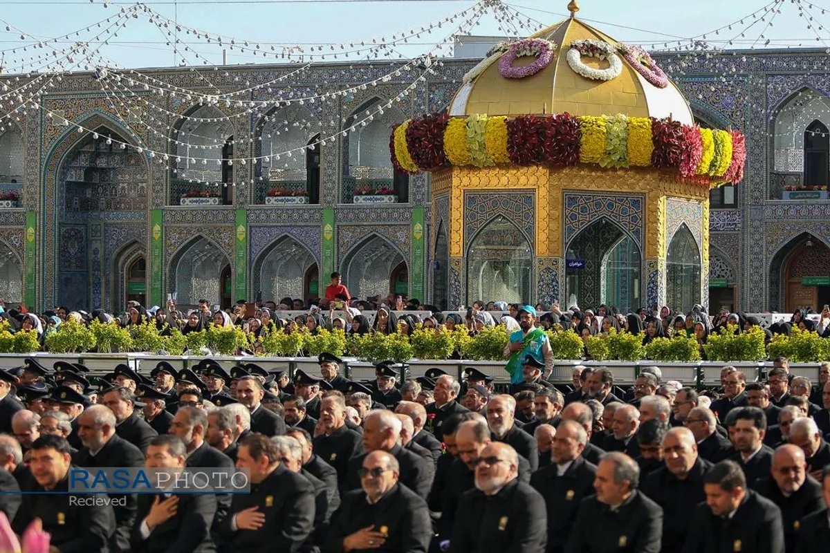 آیین تعویض پرچم گنبد منور رضوی در روز میلاد امام رئوف (ع)