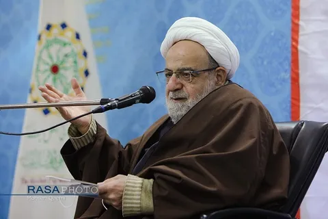 مواضع همسو با دشمنان از جماعتی عمامه به سر زشت و ناپسند است