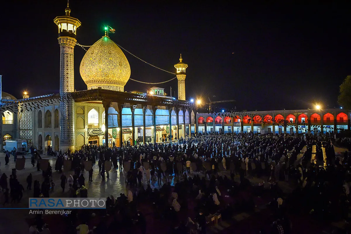 مراسم لاله&zwnj;گردانی شام غریبان در حرم مطهر احمد بن موسی (ع)