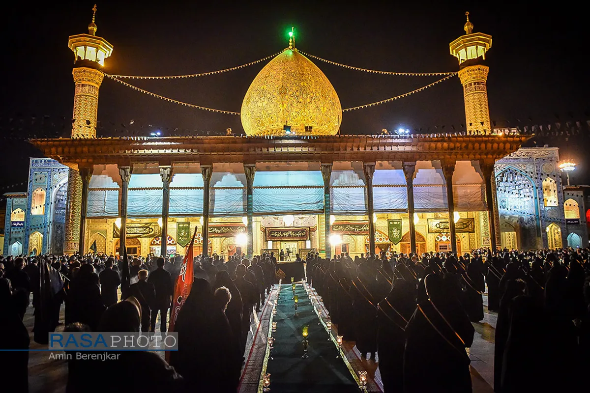 مراسم لاله&zwnj;گردانی شام غریبان در حرم مطهر احمد بن موسی (ع)