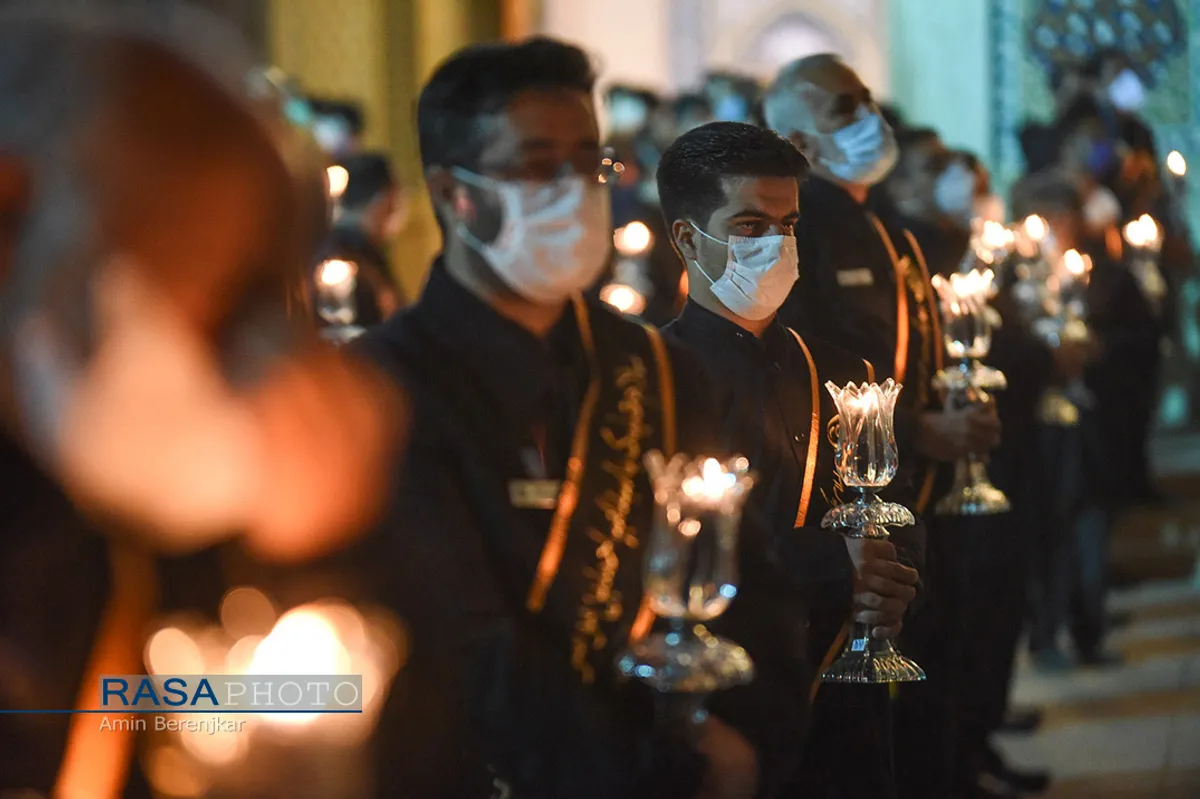 آیین لاله گردانی شب شام غریبان شهادت امام رضا(ع) در شیراز&lrm;