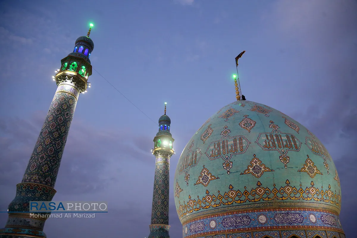 تعویض پرچم مسجد مقدس جمکران در آستانه ماه محرم