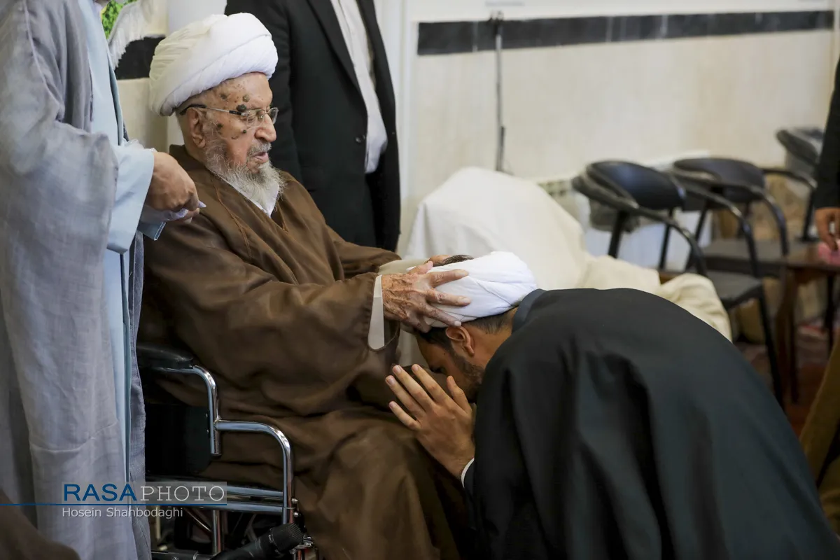 جشن میلاد پیامبر (ص) و عمامه گذاری طلاب در بیوت مراجع تقلید
