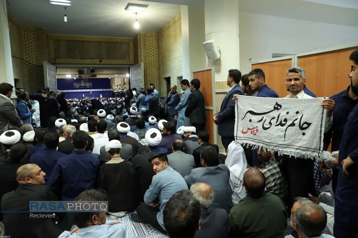 هزاران نفر از مردم شریف استان&zwnj;های &laquo;سیستان و بلوچستان&raquo; و &laquo;خراسان جنوبی&raquo; با حضور در حسینیه امام خمینی با رهبر انقلاب اسلامی دیدار کردند.