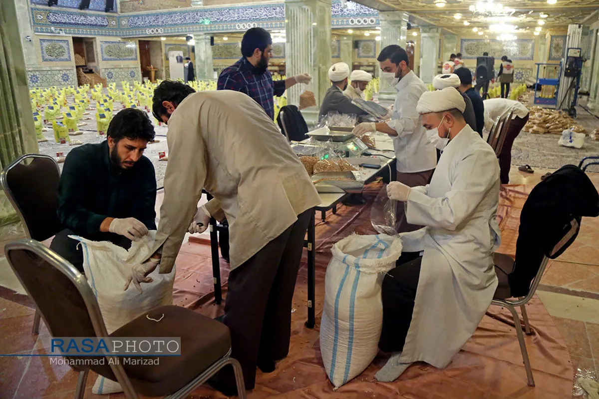 آماده سازی بسته&zwnj;های کمک معیشتی حضرت آیت الله مکارم شیرازی