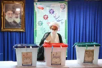 حضور حضرت آیت الله نوری همدانی در پای صندوق رای