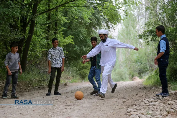 هم پای کودکان برای ترویج معارف | طلاب حوزه&zwnj;های علمیه در سفر&zwnj;های تبلیغی حتی در بازی&zwnj;های کودکان همراهند تا ذره&zwnj;ای از معارف اسلام را آموزش بدهند.