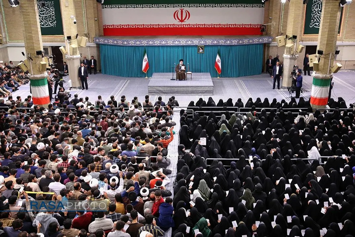 دیدار جمعی از رأی اولی&zwnj;ها و خانواده&zwnj;های شهدا با رهبر انقلاب