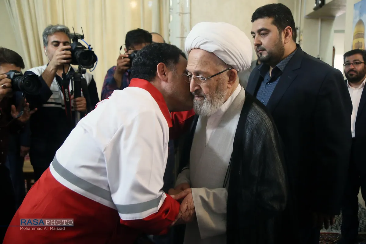 دیدار دکتر پیوندی رئیس جمعیت هلال احمر کشور با حضرت آیت الله سبحانی