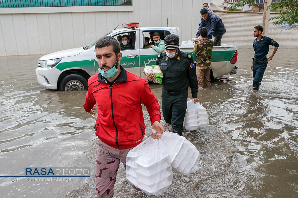 امداد رسانی نیرو&zwnj;های مردمی و بسیج در مناطق سیل زده اهواز