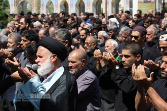 نماز جماعت ظهر عاشورا و قرائت زیارت ناحیه مقدسه در جوار قبور مطهر شهدای دامغان