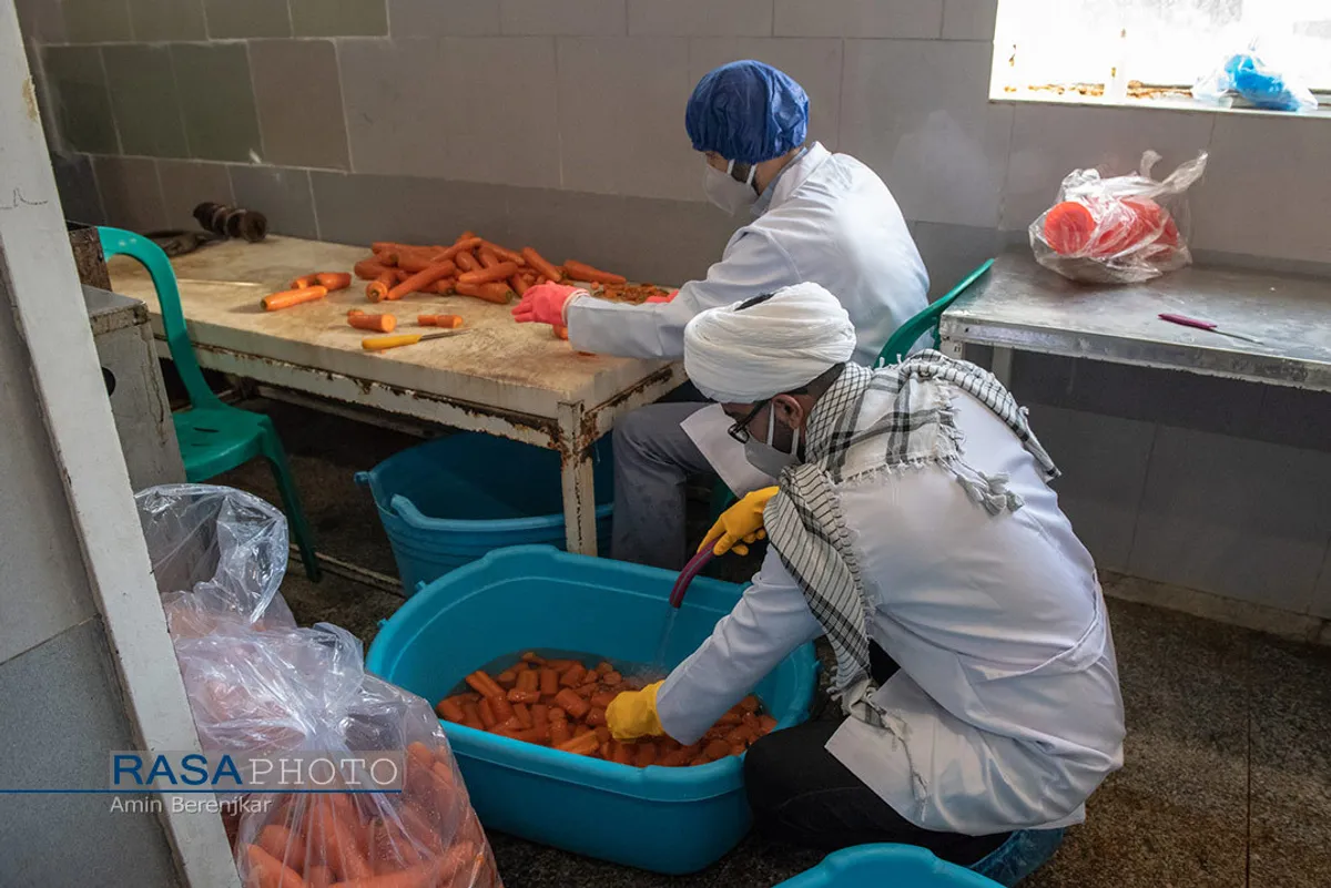تهیه آبمیوه طبیعی برای بیماران کرونایی در شیراز&lrm;
