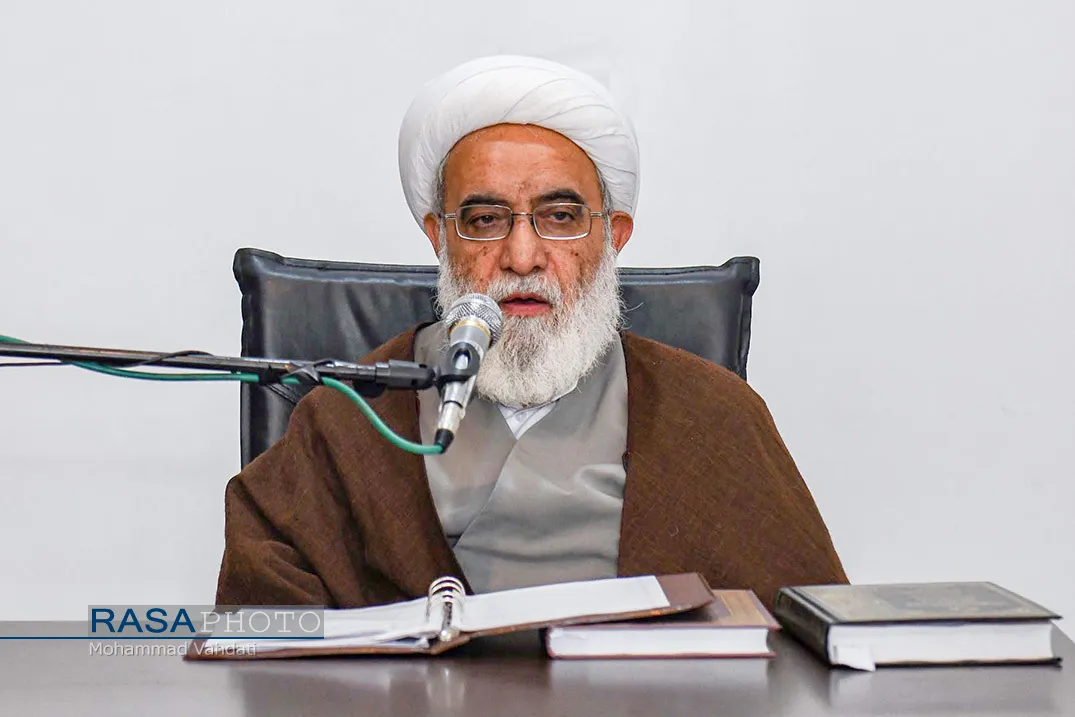 آیت‌الله سید مجتبی خامنه‌ای راه امامین انقلاب را ادامه می‌دهند