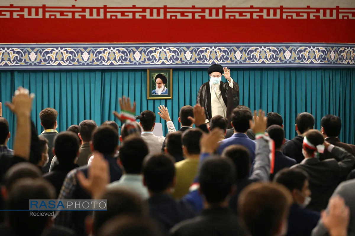 دیدار جمعی از دانش&zwnj;آموزان با مقام معظم رهبری