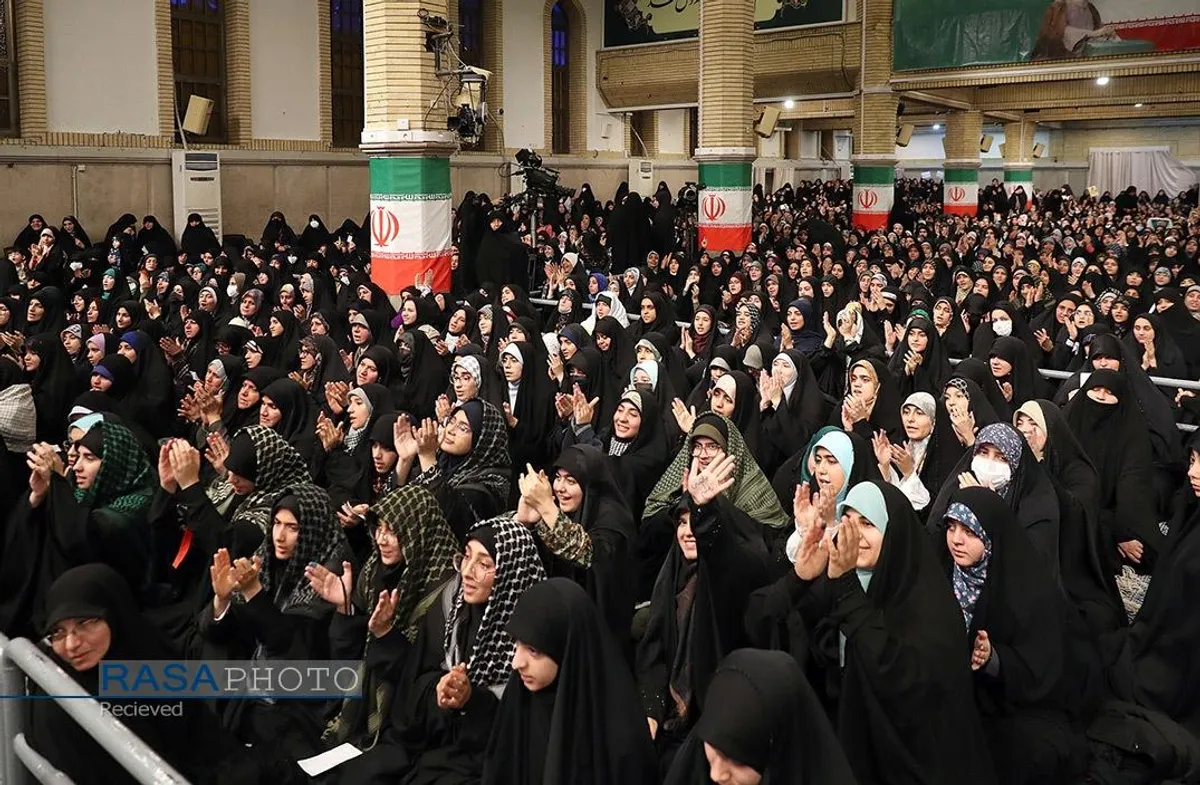 دیدار جمعی از رأی اولی&zwnj;ها و خانواده&zwnj;های شهدا با رهبر انقلاب