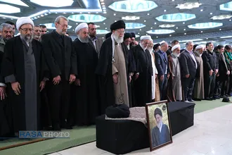 مراسم اقامه نماز بر پیکر آیت&zwnj;الله هاشمی شاهرودی به امامت رهبر انقلاب