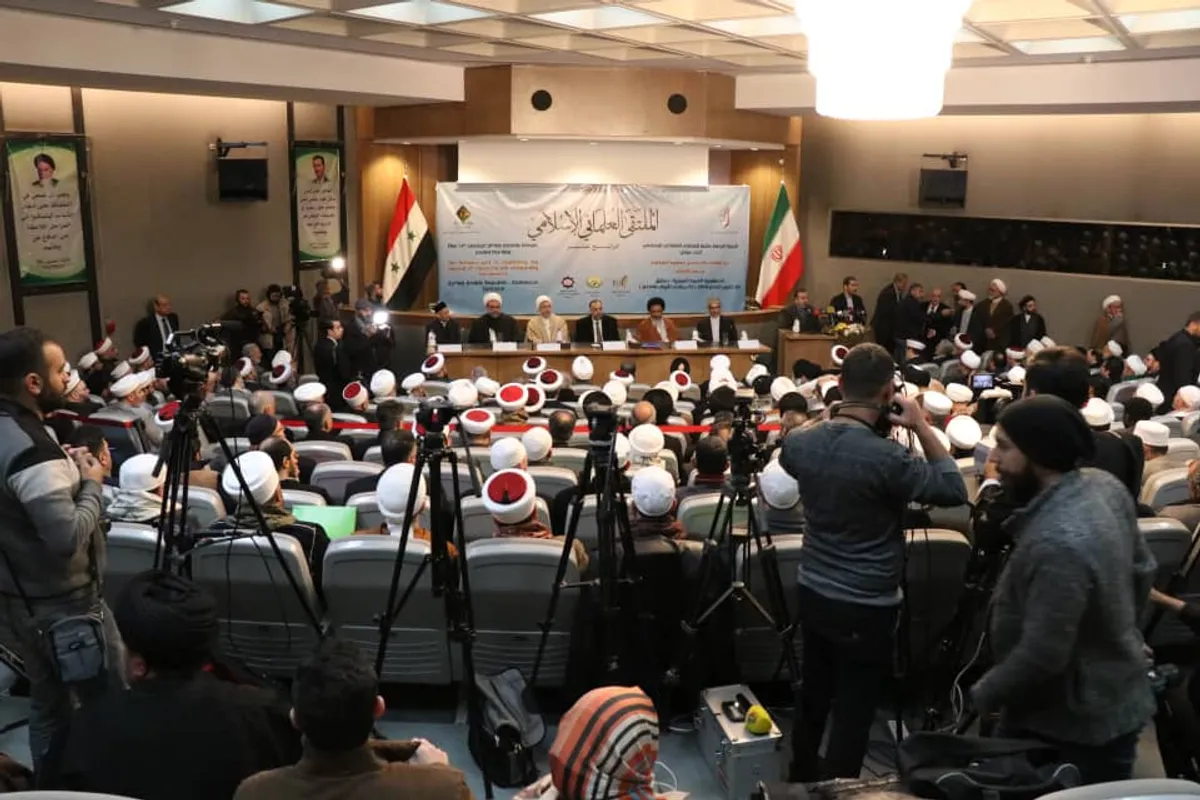 با سخنرانی نماینده مقام معظم رهبری در سوریه، چهاردهمین نشست علمای جهان اسلام با عنوان &laquo;نقش علما&zwnj; در اصالت بخشی مفهوم وطن و حفظ وطن&raquo; در دمشق آغاز شد.