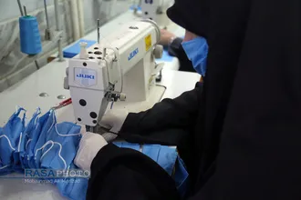 کارگاه تولید ۴۰۰۰ ماسک و گان توسط بسیج دانشجویی در قم