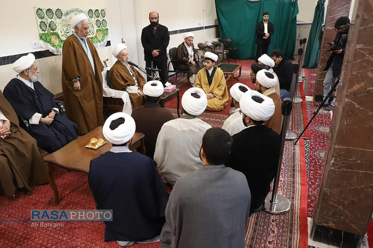 جشن عمامه&zwnj;گذاری طلاب در بیوت مراجع تقلید به&zwnj;مناسبت روز میلاد حضرت زهرا (سلام&zwnj;الله&zwnj;علیها)