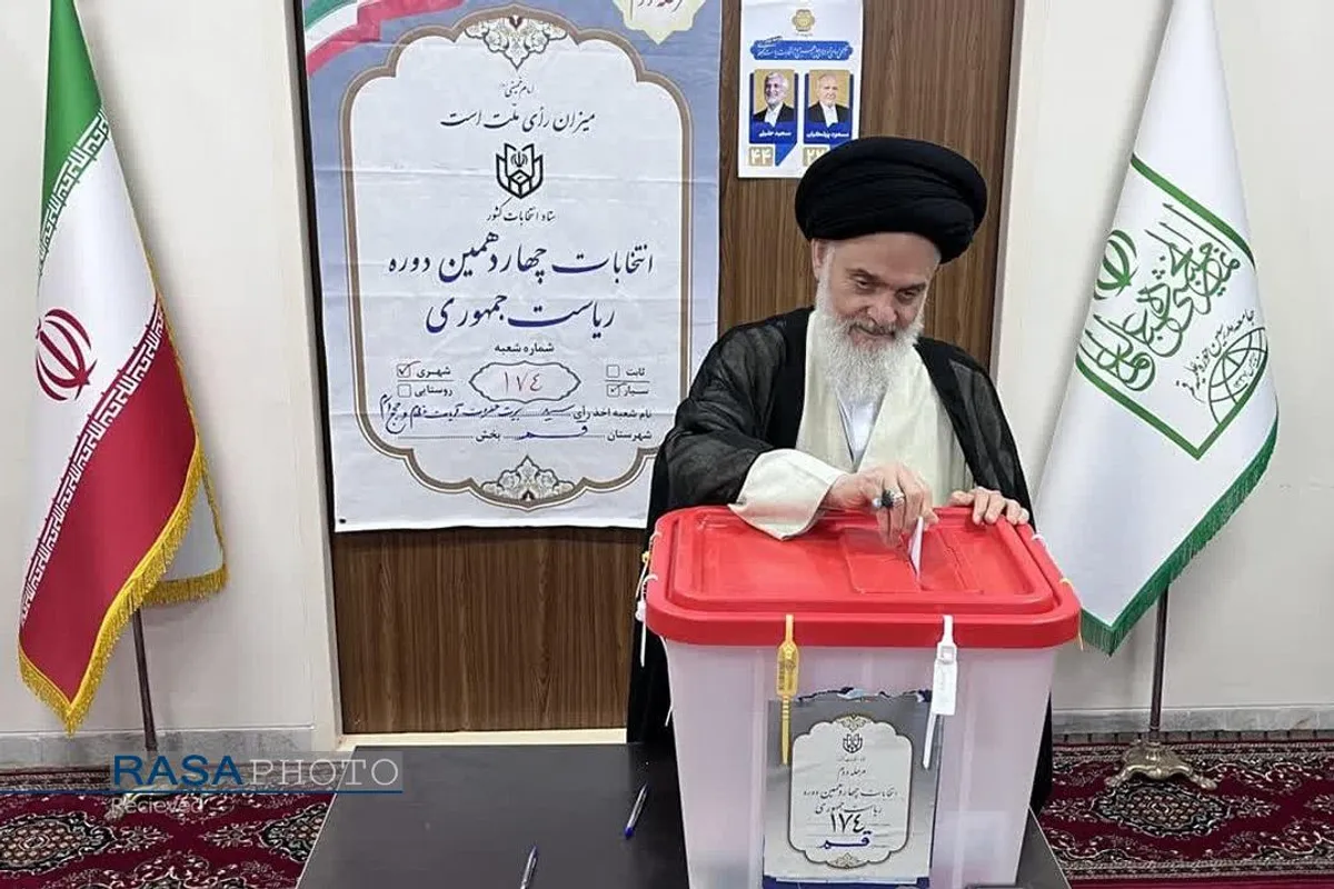 حضور حضرت آیت الله حسینی بوشهری در پای صندوق رای دومین دوره چهاردهمین انتخابات ریاست جمهوری