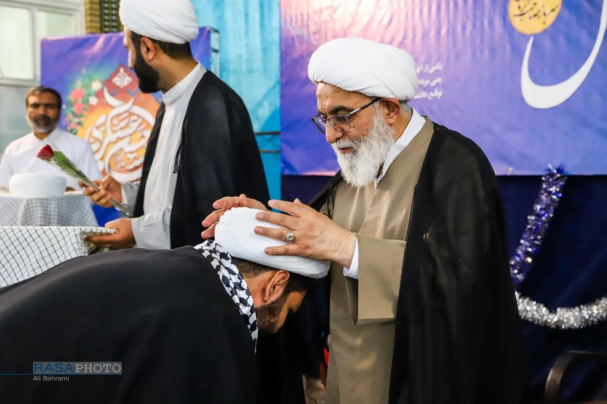 عمامه&zwnj;گذاری تعدادی از طلاب حوزه&zwnj;های علمیه در روز میلاد حضرت امام حسن عسکری (علیه&zwnj;السلام) توسط آیت الله شب&zwnj;زنده&zwnj;دار