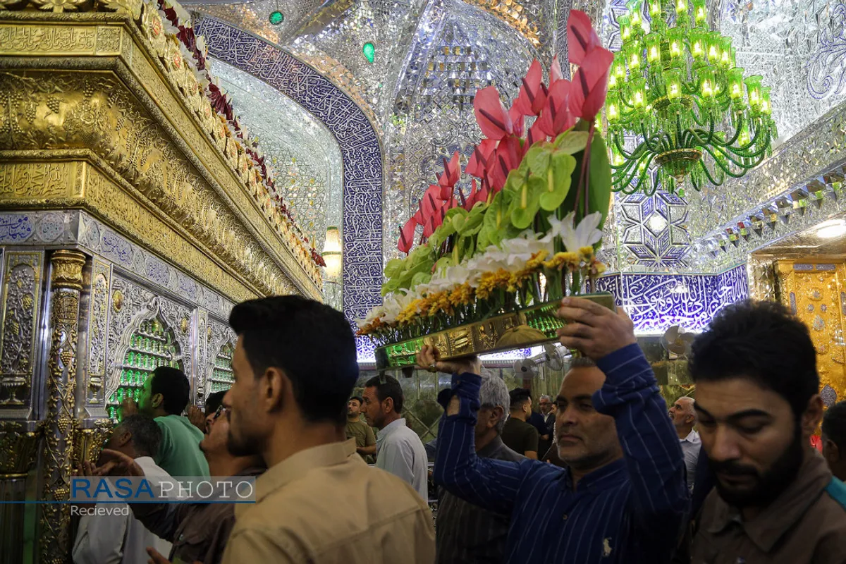 "گل آرایی ضریح مطهر حرم امام علی ع در آستانه عید بزرگ غدیر"