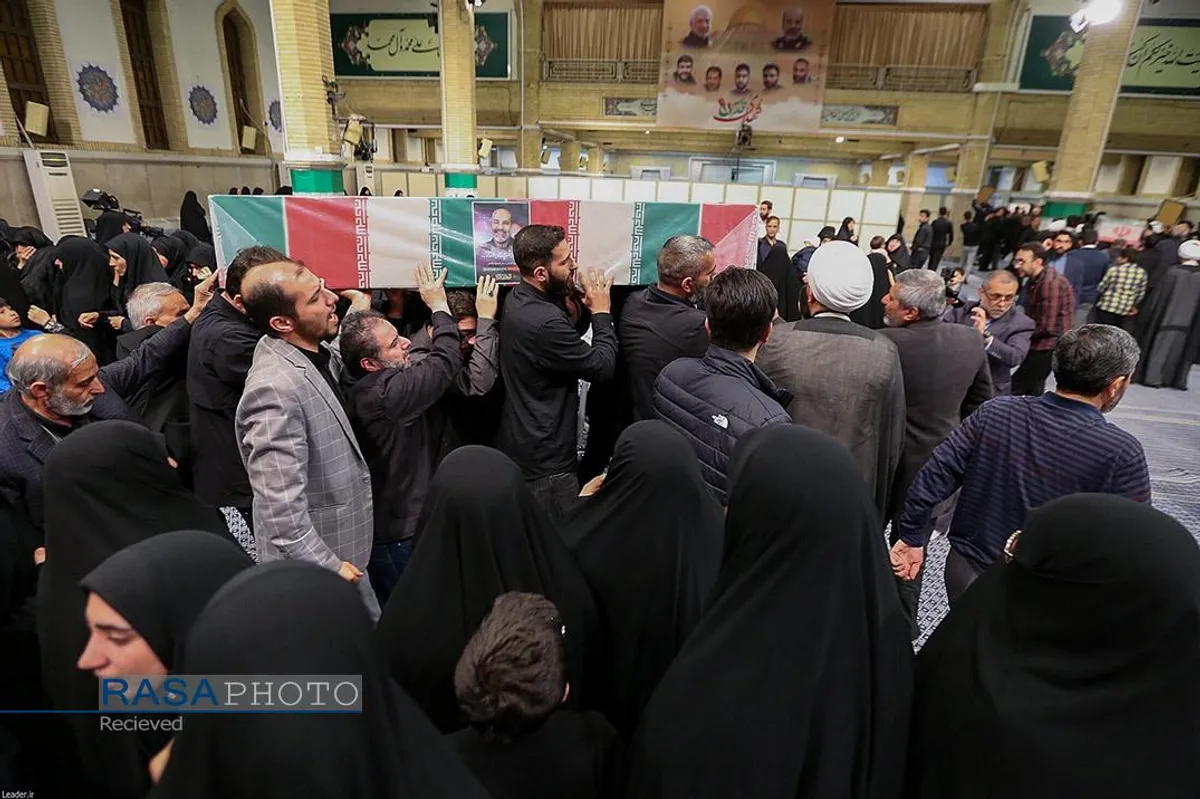 اقامه نماز توسط مقام معظم رهبری بر پیکر هفت شهید راه قدس