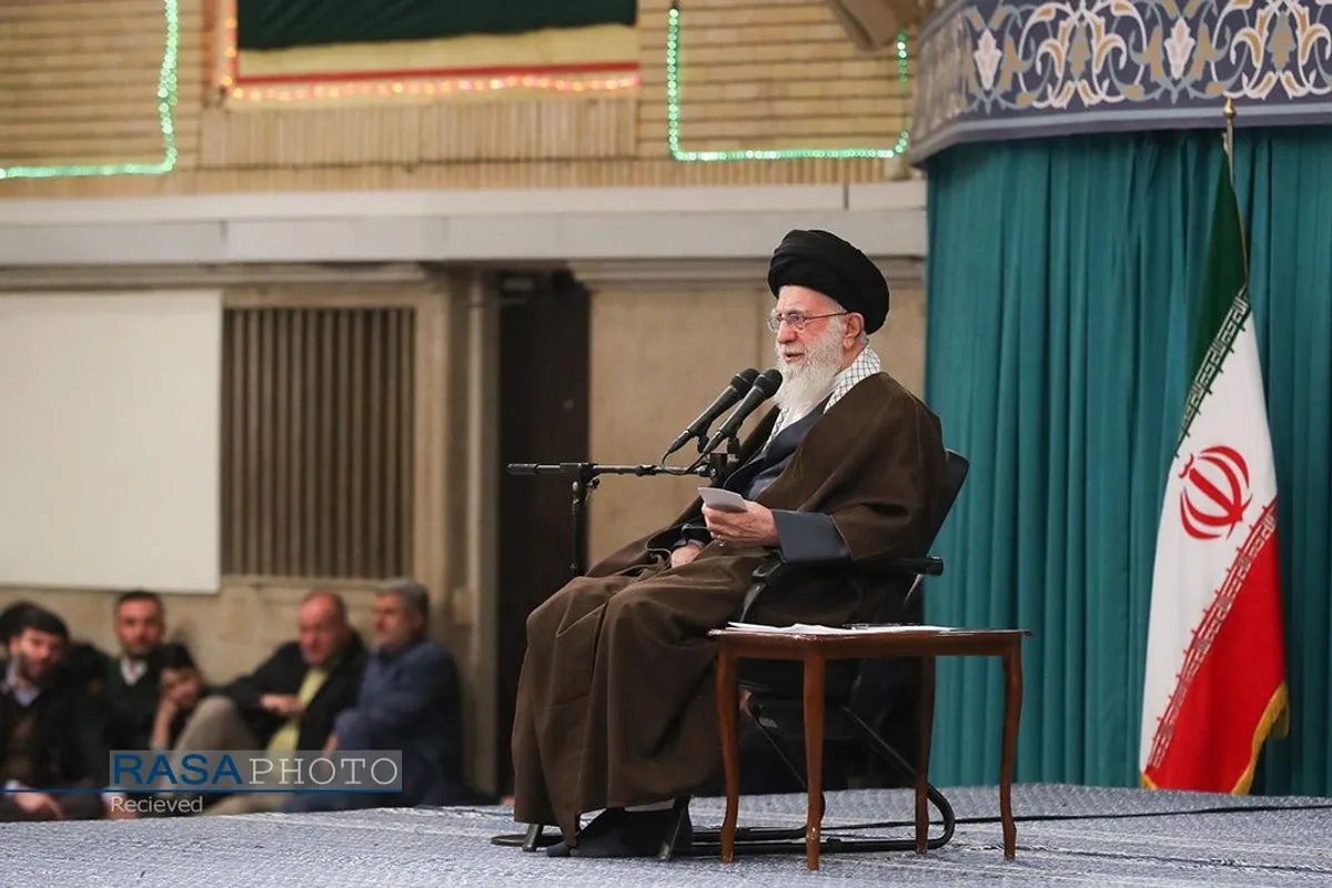دیدار جمعی از رأی اولی&zwnj;ها و خانواده&zwnj;های شهدا با رهبر انقلاب