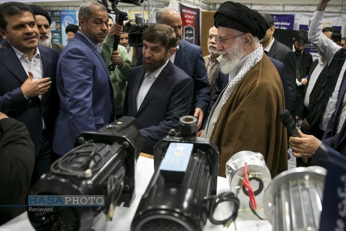 بازدید رهبر انقلاب از نمایشگاه پیشگامان پیشرفت