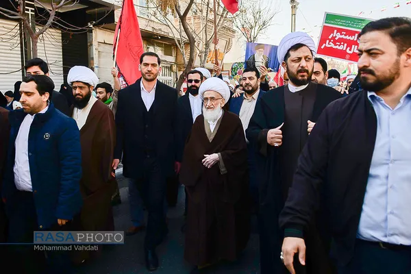 حضور حضرت آیت الله نوری همدانی در راهپیمایی ۲۲ بهمن ۱۴۰۱ - طریق اگر طریق الی الله باشد، یوم اگر یوم الله باشد، دیگر نه جایگاه علمی و معنوی و نه شمار سال&zwnj;های سن، هیچ کدام نمی&zwnj;تواند راه عالمان وارسته را بسمت تقرب الی الله ببندد.
