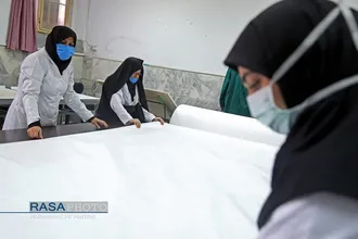 کارگاه تولید ۴۰۰۰ ماسک و گان توسط بسیج دانشجویی در قم