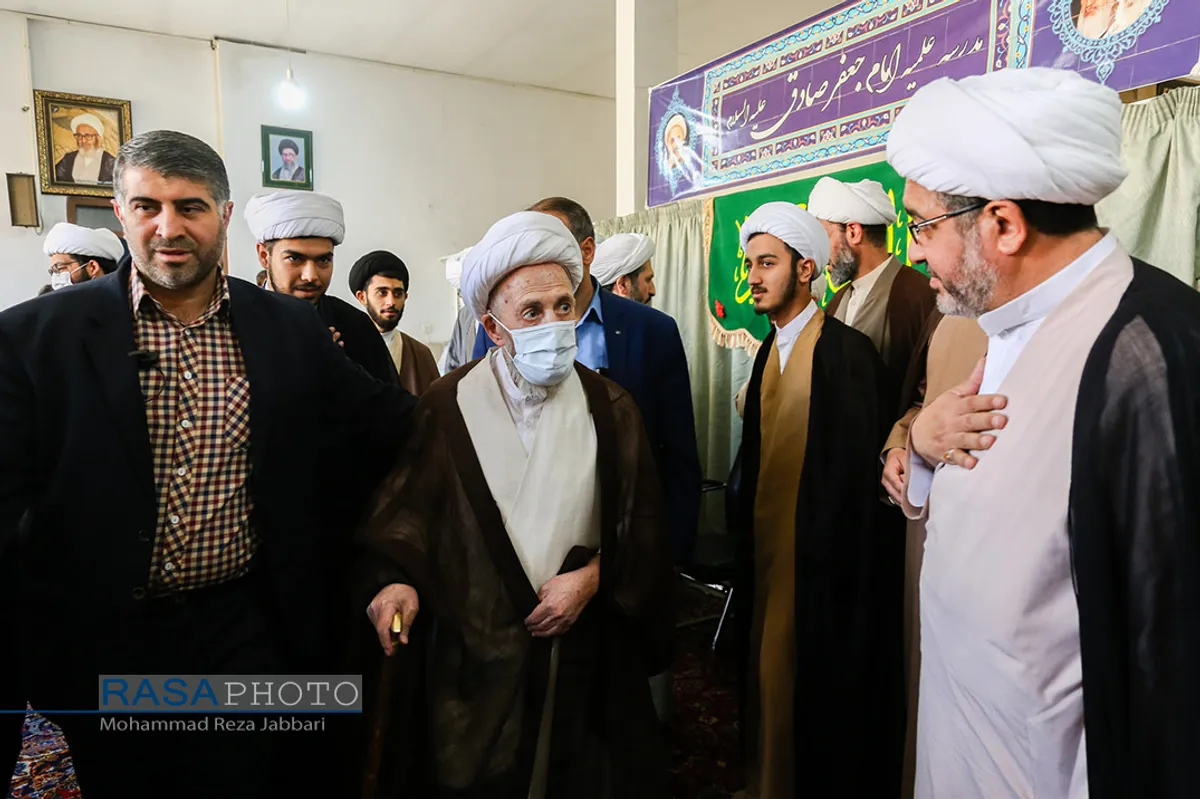 جشن عمامه&zwnj;گذاری طلاب توسط حضرت آیت الله سبحانی