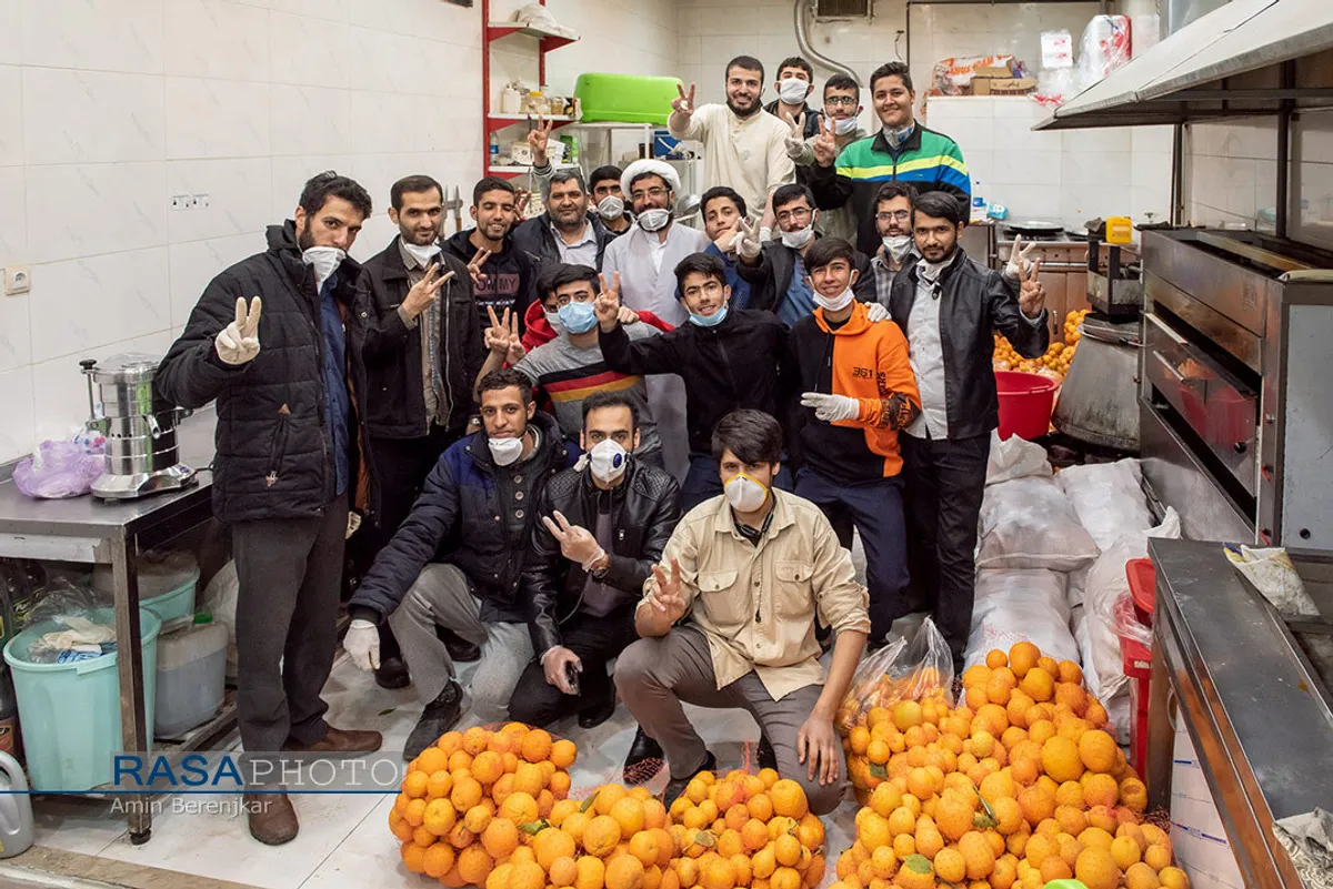 تهیه آبمیوه طبیعی برای بیماران کرونایی در شیراز&lrm;