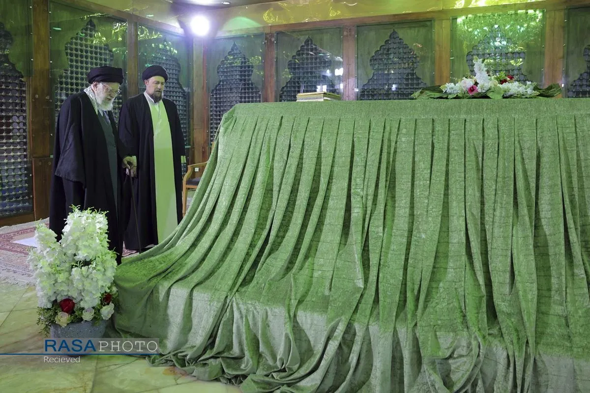 آغاز جشن&zwnj;های چهل&zwnj;وهفتمین سالگرد پیروزی انقلاب با حضور رهبر انقلاب در حرم مطهر حضرت امام خمینی(ره)