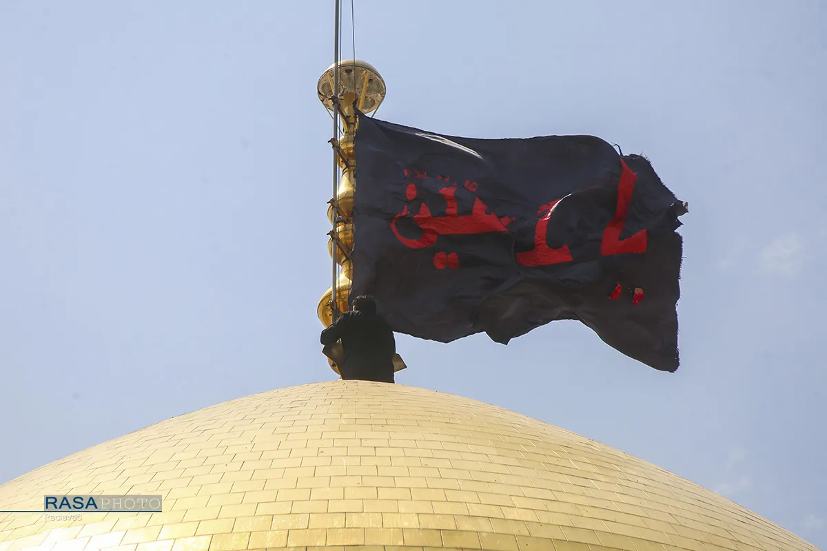 تعویض پرچم گنبد حرم حضرت فاطمه معصومه (س) در آغاز ماه ربیع
