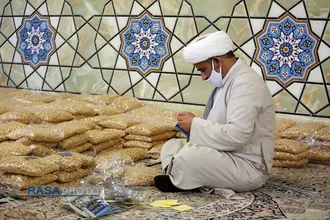 آماده سازی بسته&zwnj;های کمک معیشتی حضرت آیت الله مکارم شیرازی