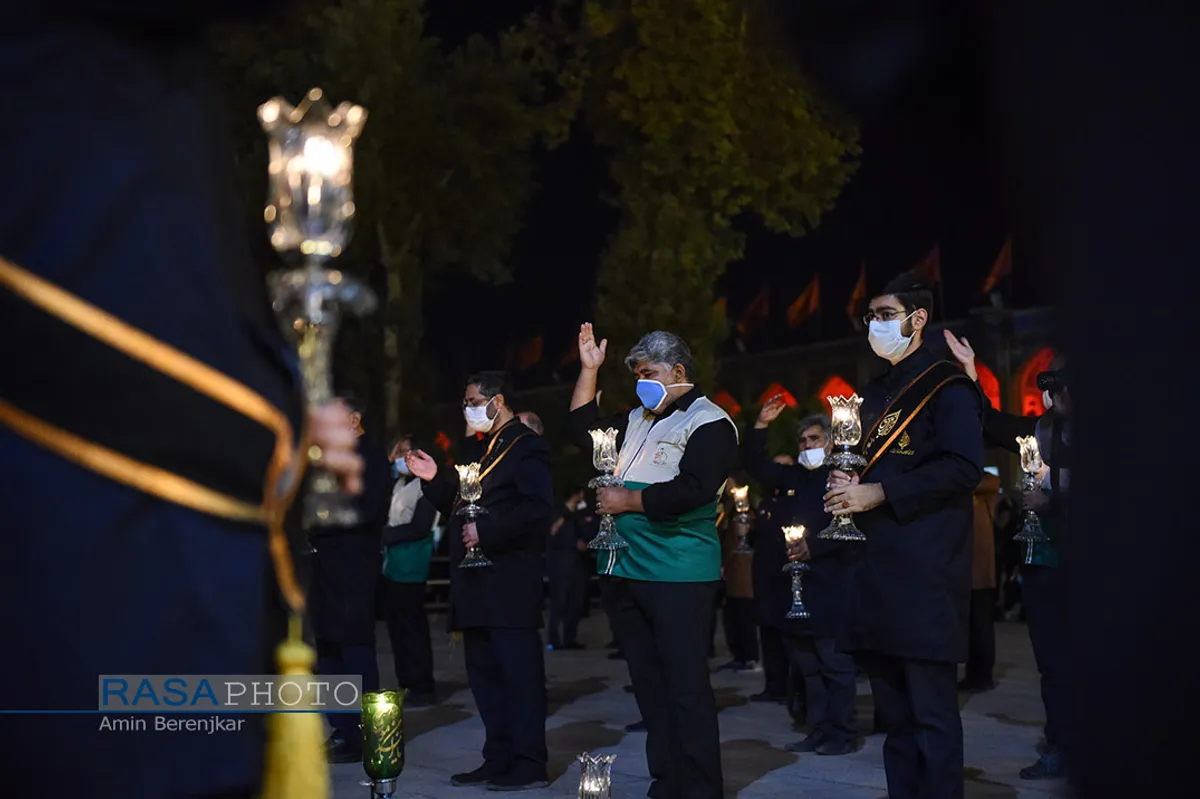 آیین لاله گردانی شب شام غریبان شهادت امام رضا(ع) در شیراز&lrm;