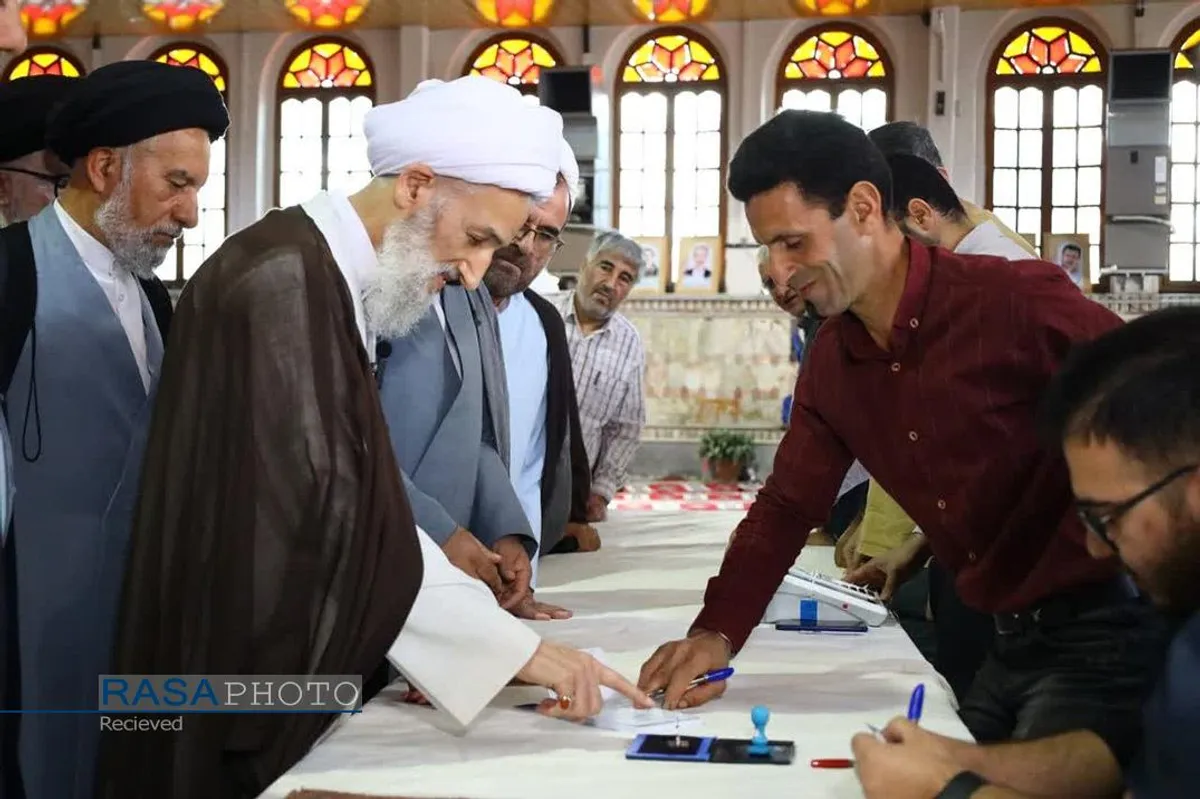 حضور حجت الاسلام والمسلمین لائینی نماینده ولی فقیه در استان مازندران در پای صندوق رای دومین دوره چهاردهمین انتخابات ریاست جمهوری