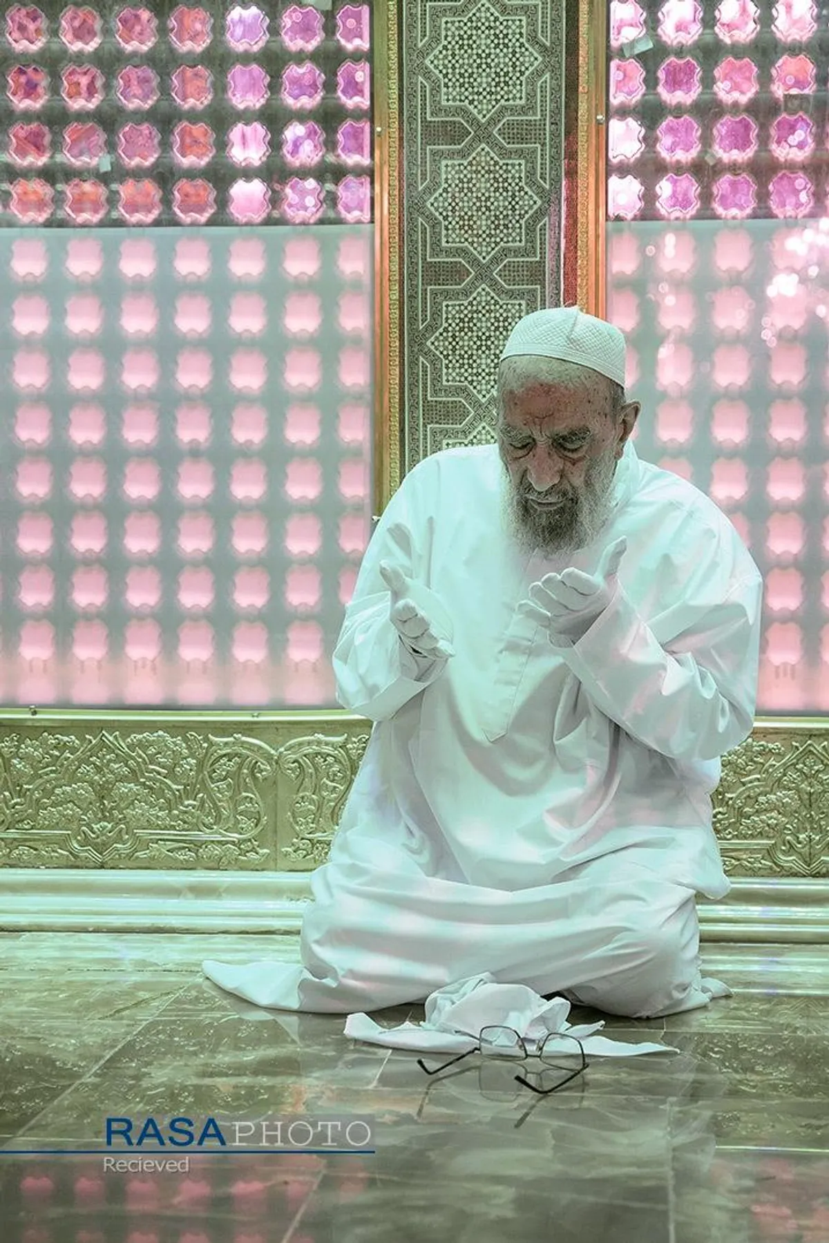 غبارروبی ضریح مطهر رضوی در آستانه دهه &laquo;ولایت و امامت&raquo;