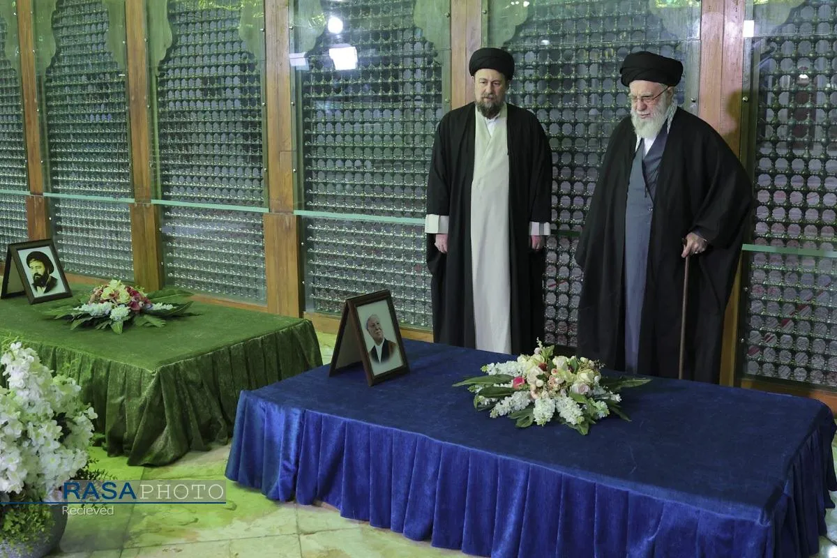 آغاز جشن&zwnj;های چهل&zwnj;وهفتمین سالگرد پیروزی انقلاب با حضور رهبر انقلاب در حرم مطهر حضرت امام خمینی(ره)