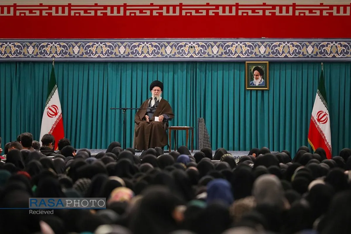 دیدار جمعی از رأی اولی&zwnj;ها و خانواده&zwnj;های شهدا با رهبر انقلاب