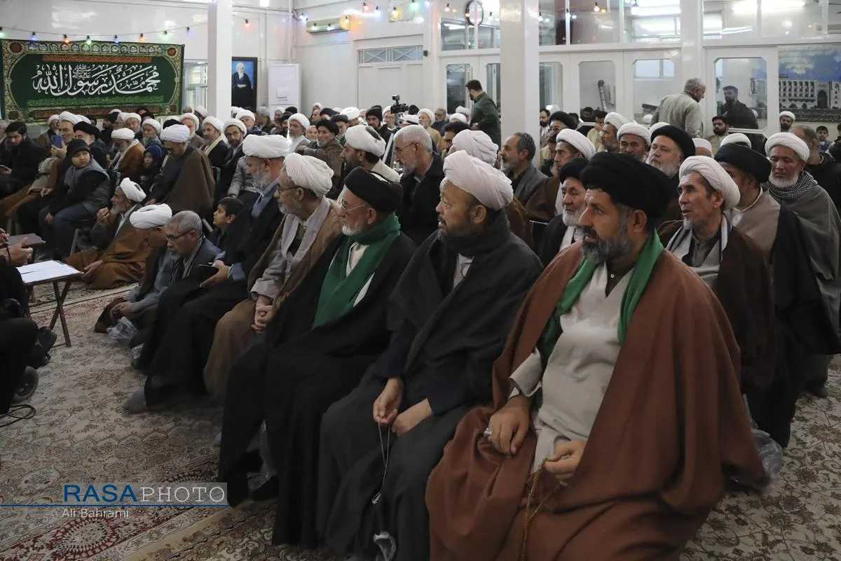 مراسم عمامه گذاری جمعی از طلاب حوزه علمیه قم در روز مبعث