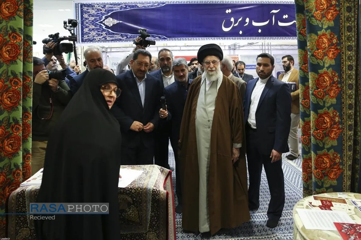 بازدید رهبر انقلاب از نمایشگاه پیشگامان پیشرفت