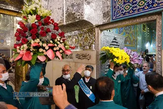 گل&zwnj;آرایی ضریح مطهر روضوی ویژه ولادت حضرت امام رضا (علیه السلام)