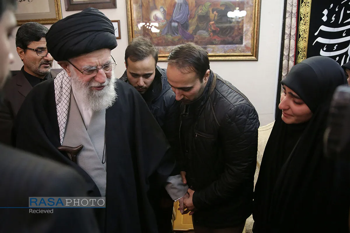 حضور رهبر معظم انقلاب اسلامی در منزل سردار شهید سپهبد سلیمانی