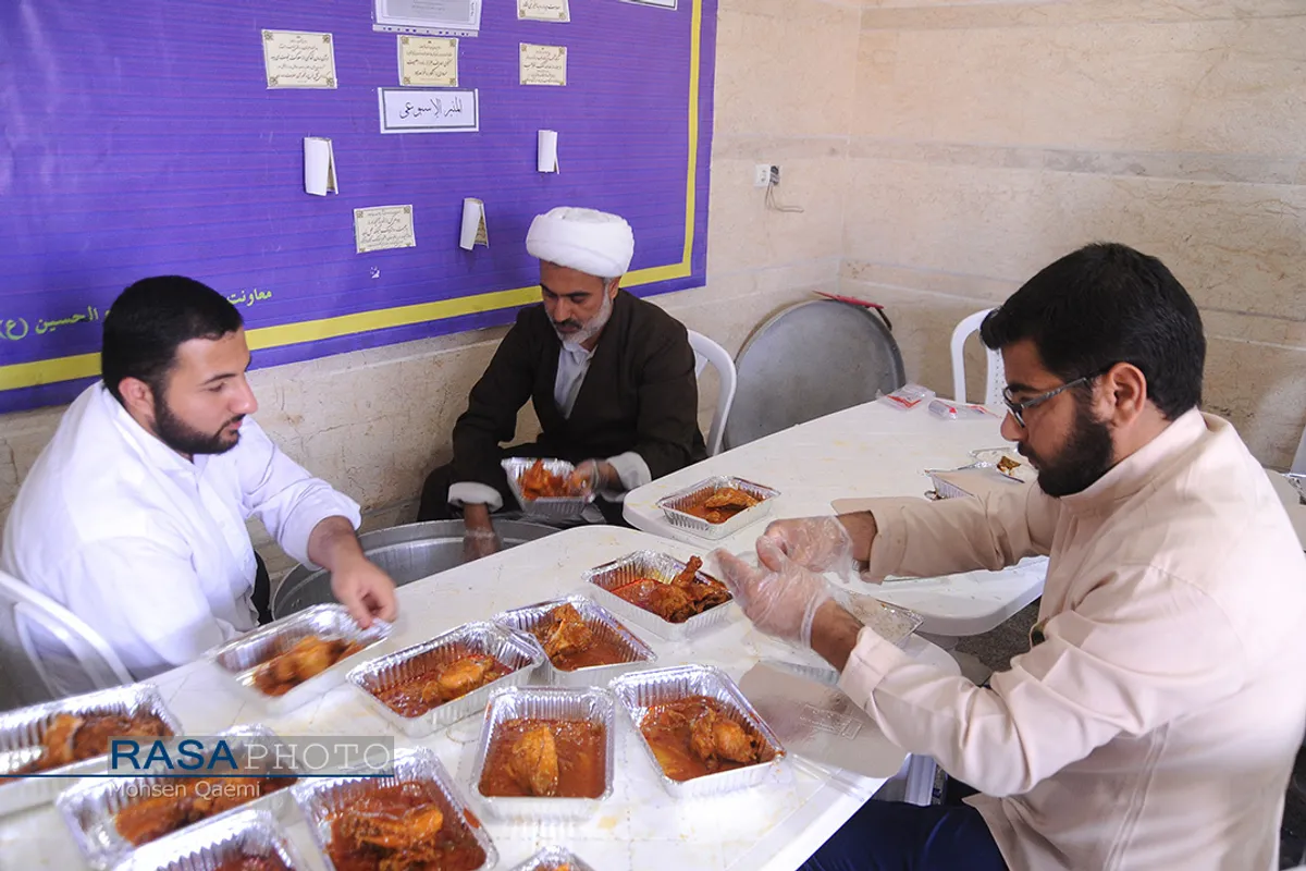 تهیه غذا توسط طلاب حوزه علمیه امام حسین (ع) اهواز برای مناطق سیل زده