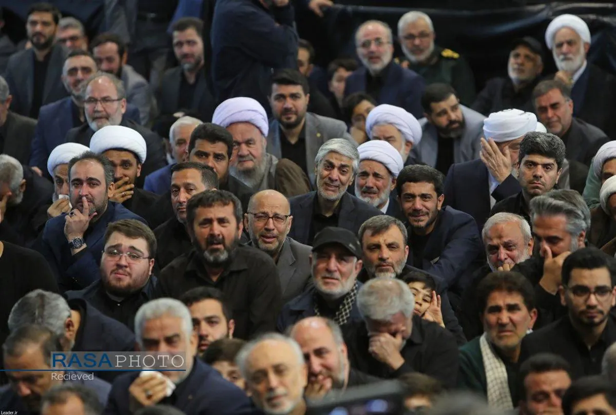 اقامه نماز توسط رهبر معظم انقلاب بر پیکر شهدای خدمت